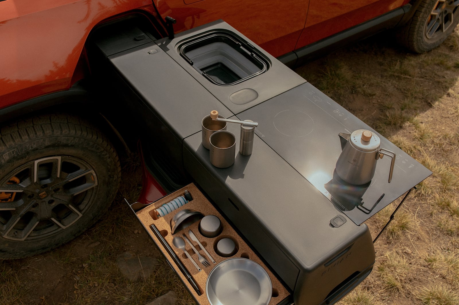 Trucks 2 Rivian R1T Camp Kitchen y Gear Tunnel están siendo rediseñados. Los controles se han suspendido mientras la puesta en marcha del vehículo eléctrico refina el diseño de Camp Kitchen y su transbordador Gear Tunnel.