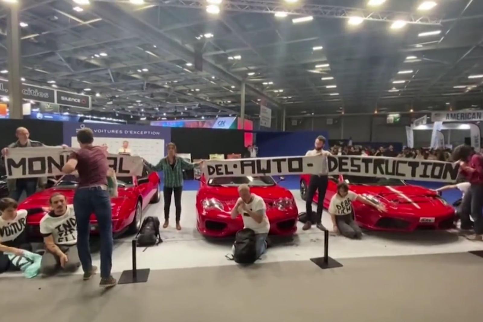 Activistas climáticos atrapados con Ferraris clásicos en el Salón del Automóvil de París