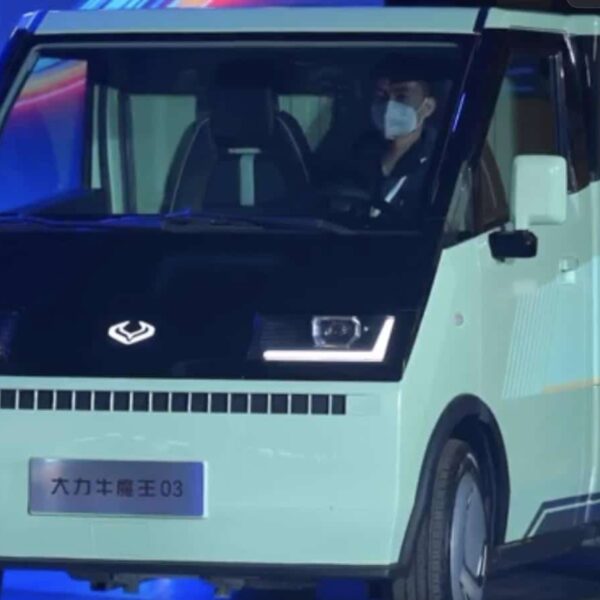 Derry Auto presentó una nueva marca comercial de vehículos eléctricos y una genial minivan en China