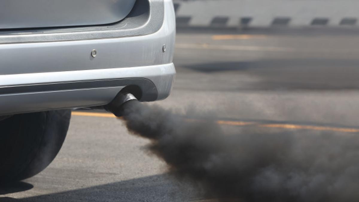 ¿Cuando sale humo negro del motor de su vehículo a gasolina, qué significa?