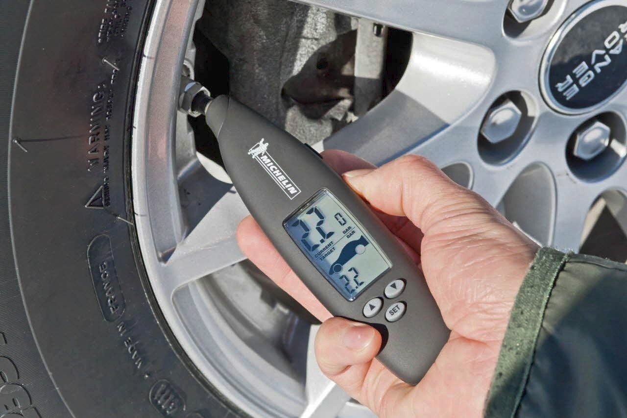 La presión de los neumáticos deben ser revisados periódicamente ¿Cuándo y cómo?